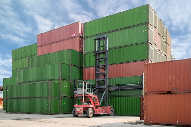 Погрузка контейнера с грузоподъемником в склад для контейнеров