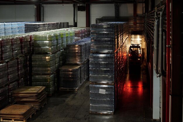 Photo forklift moving forward along aisle