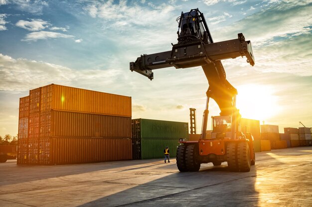 Photo forklift on shipping port against sky