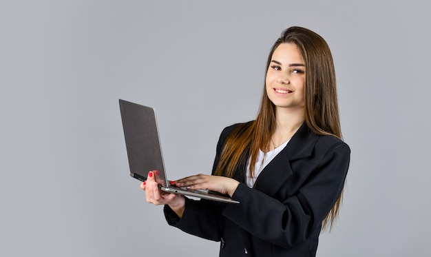 포멀 캐주얼 패션 스타일. 세련 된 여자 보류 노트북입니다. 소녀는 드레스 코드를 따릅니다. 노트북으로 자신감 사업가입니다. 재킷에 우아한 웃는 여자. 온라인 회사원.
