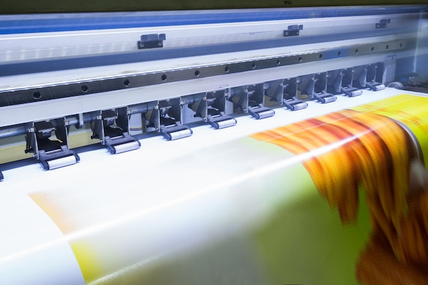 Formattare una stampante a getto d'inchiostro di grandi dimensioni che funzioni su vinile