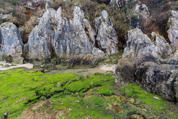 Formaties geologisch aan de kust bij Cue. Asturië. Spanje.