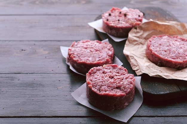 ハンバーガーを焼くための牛ひき肉の形成