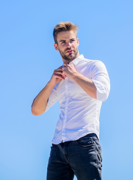 Formele mode Formele stijl Aantrekkelijke man opstijgen shirt Zelfverzekerd in zijn aantrekkelijke Bebaarde man zakelijke stijl Warme dag buitenshuis Knappe man mannequin Sexy macho man Warmteseizoen