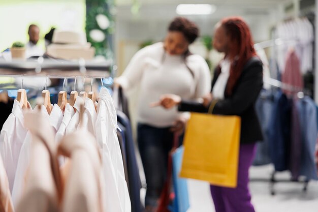 Foto formele vrouwelijke kleding die op een rek in het winkelcentrum hangt