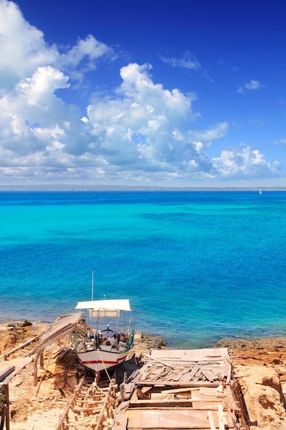 Formentera Es Ram-strand met traditionele boot