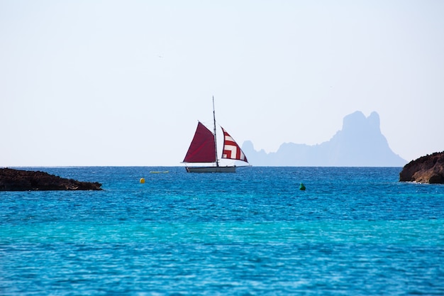 Форментера с Illetes view es Vedra Ibiza и парусная лодка