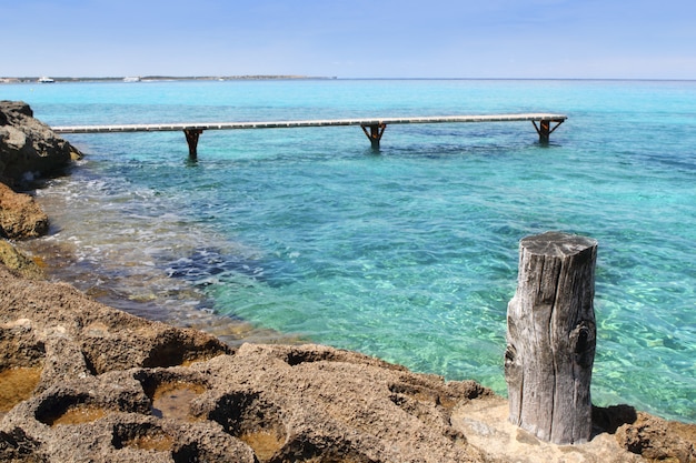 フォルメンテラ島Illetesターコイズブルーの海の木製桟橋