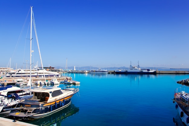 Foto porto dell'isola di formentera con barche a la savina