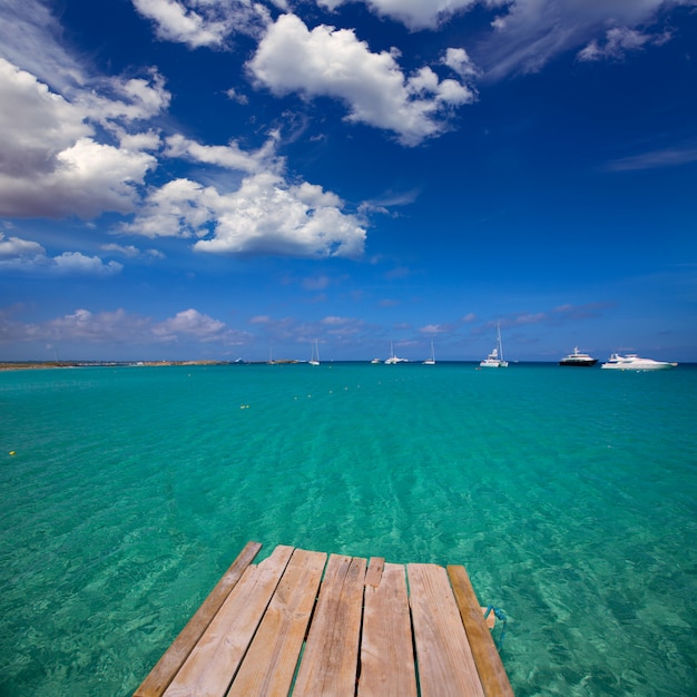 Molo di legno tropicale del mar mediterraneo di formentera