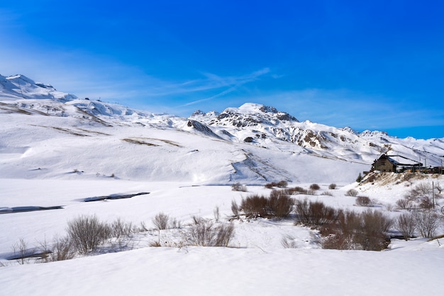 Comprensorio sciistico di formigal a huesca, nei pirenei spagnoli