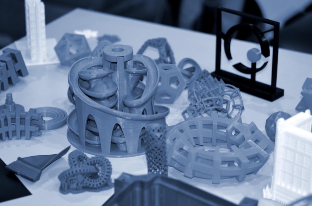 Formulieren afgedrukt door 3D-printer Objecten afgedrukt op een 3D-printer op een tafel