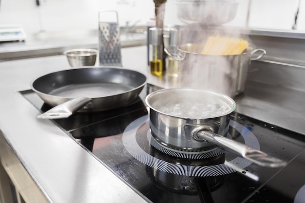 Fornuisteller in een moderne restaurantkeuken