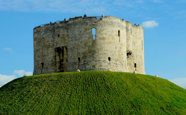 Foto fortezza su una collina erbosa contro il cielo