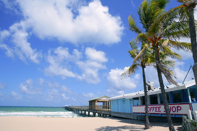 Fort Lauderdale strandcafé met tropische palmbomen