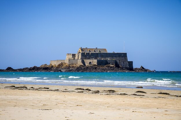 Fort National strand en zee in SaintMalo stad Bretagne Frankrijk