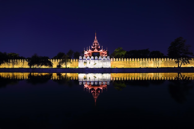 Fort of Koninklijk Paleis in Mandalay 's nachts