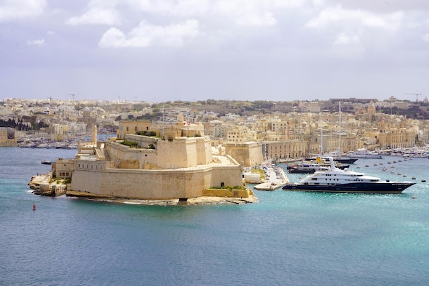 Photo fort st angelo as seen from the upper barrakka gardens birgu three cities malta