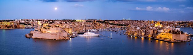 Fort St. Angelo op een schiereiland met de Grand Harbour uitzicht op historische tentoonstellingen tijdens de blauwe uren in Malta