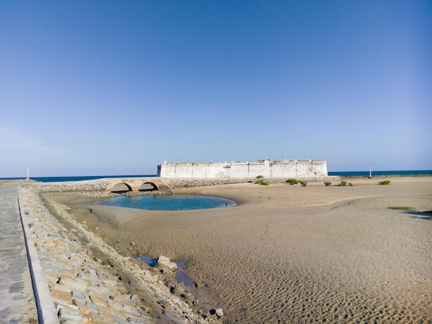 Foto fort van de drie koningen in natal rio grande del norte fort langs een strandkust