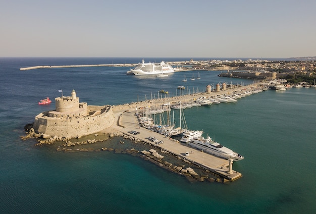 Fort van sint-nicolaas in rhodos. luchtfoto