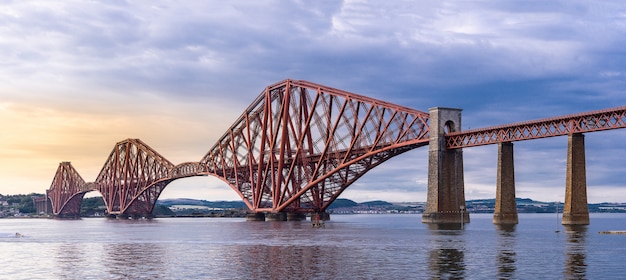 Il ponte di forth panorama di edimburgo