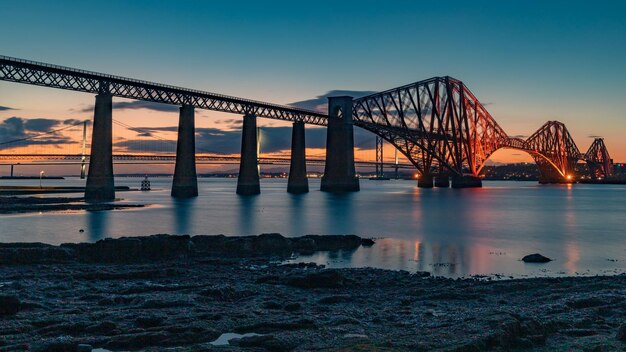 Foto il ponte forth al tramonto