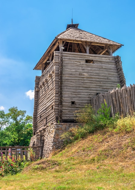 Fortificatie Wachttoren in de National Reserve Khortytsia in Zaporozhye, Oekraïne, op een zonnige zomerdag