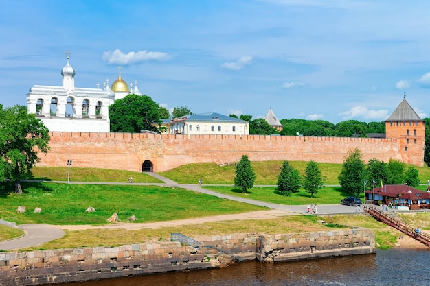 Фото Крепостные стены кремля и реки волхов в великом новгороде, россия