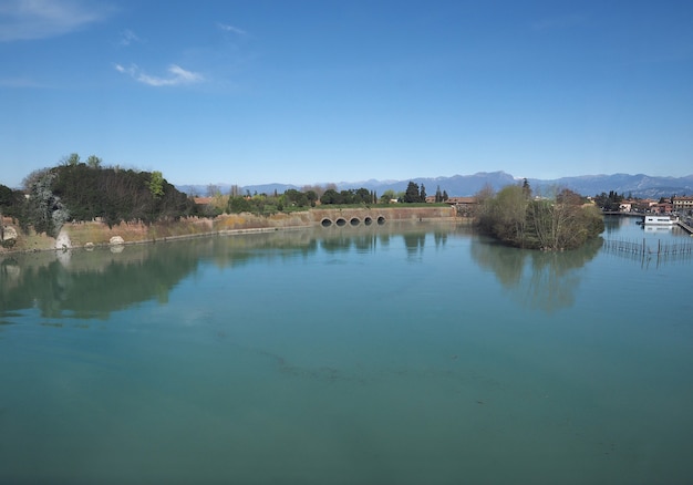 イタリア、ペスキエーラデルガルダのガルダ湖にあるミンチョ川の山の要塞