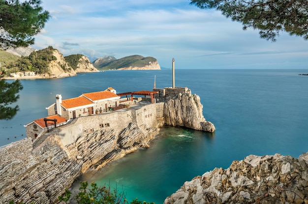 Petrovac Montenegro의 요새화된 바위 절벽