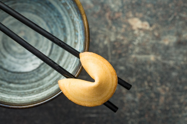 Photo the fortune cookies on chopsticks top view