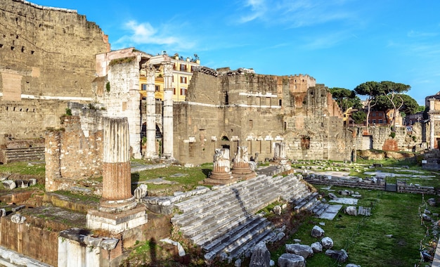 夏ローマ イタリアのアウグストゥスのフォーラムはローマの歴史的な観光名所です 古いローマ市の古代遺跡と都市景観