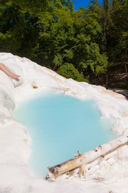 Fosso bianco, toscane, italië. termal water in deze prachtige natuurlijke plek.