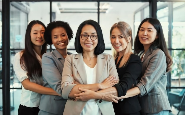 Foto bedrijf selfie marktonderzoek team en portret van vrouwen in het kantoor met