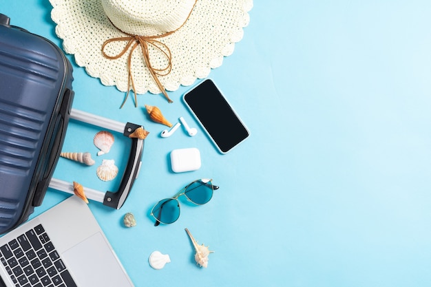 Foto bovenaanzicht van strandaccessoires op een blauwe achtergrond