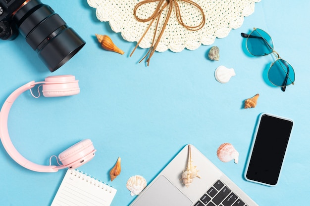 Foto bovenaanzicht van strandaccessoires op een blauwe achtergrond