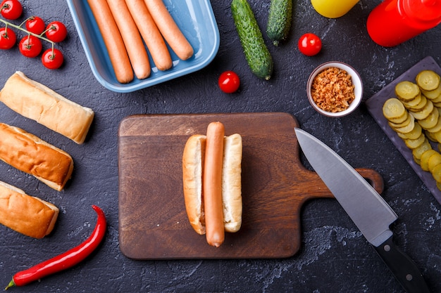 Foto bovenop hotdogs op snijplank op lijst met worsten