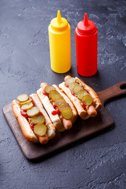 Foto bovenop hotdogs op snijplank