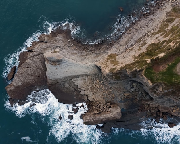 Foto cenital sobre un increible cabo al final de la costa