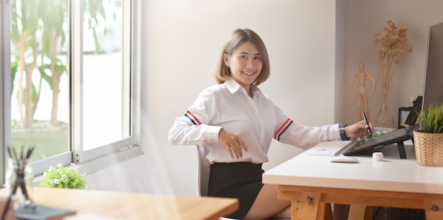 Foto foto-editor werkt aan haar bureau