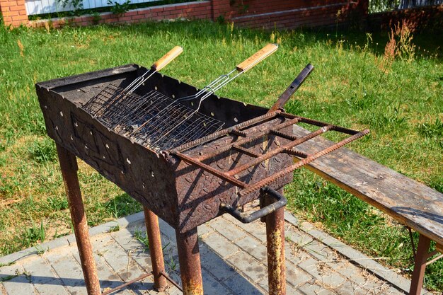 Foto foto een hoge metalen grill met spijkers koken