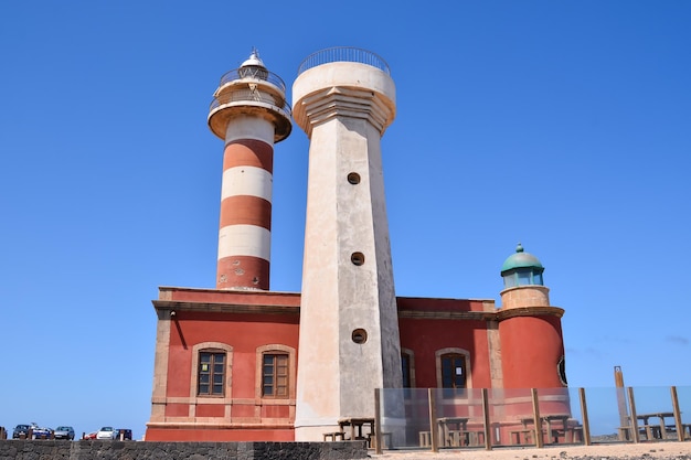 Foto Foto van een oude vuurtoren in de buurt van de zee