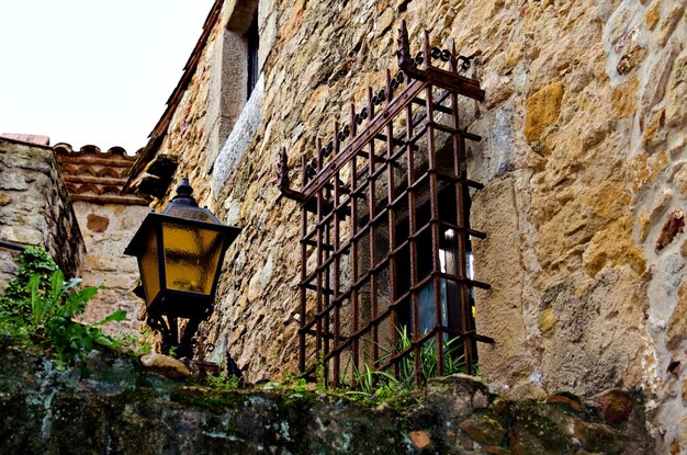 Foto gecentreerd op de charme van de lantaarnpalen gesmeed in de stad Pals de Girona.