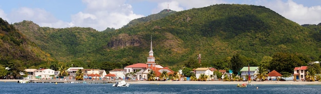 Foto genomen in Anses d Arlets op Martinique De kerk van Anses d Arlets en het dorp Anses d Arlets op het eiland Martinique