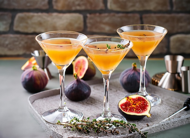 Foto herfst en winter dranken recepten martini cocktail met vijgen tijm en honing