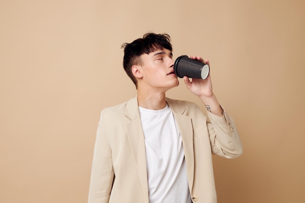 Foto jonge vriend een glas met een drankje in de hand moderne stijl geïsoleerde achtergrond ongewijzigd