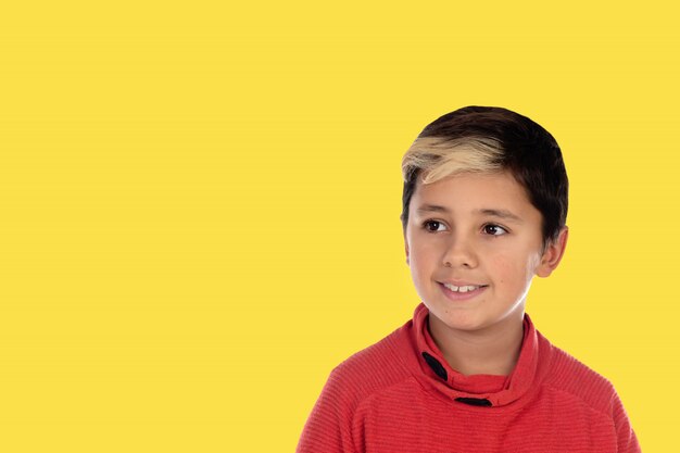 Foto kleine jongen chid met een gele achtergrond