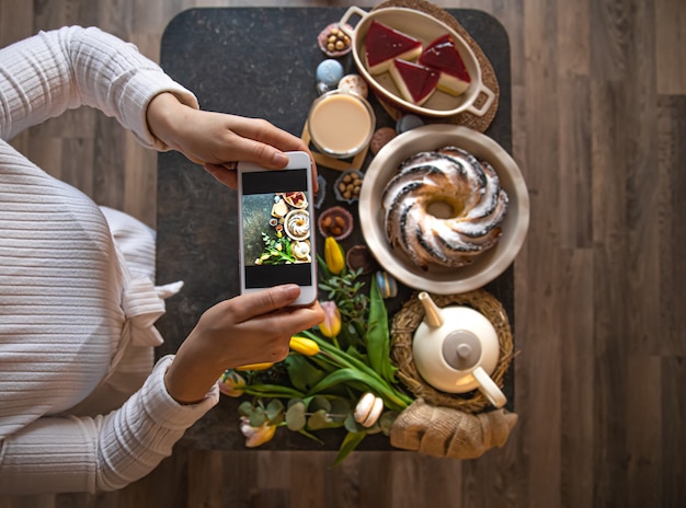 Foto foto maken van de tafel met smartphone