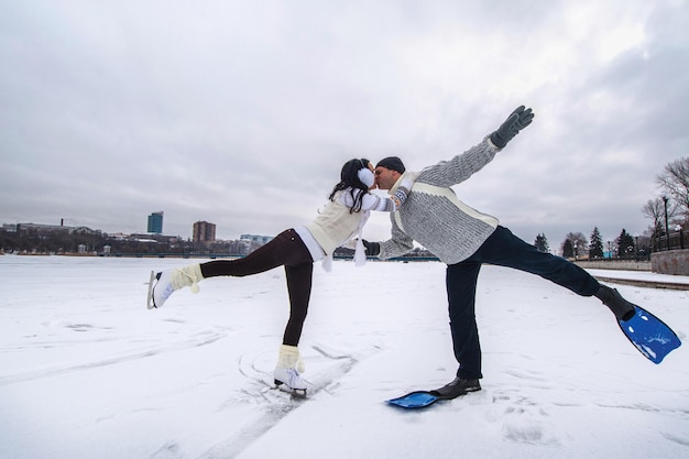 Foto meisjes op schaatsen en mannen in flippers wintersneeuw